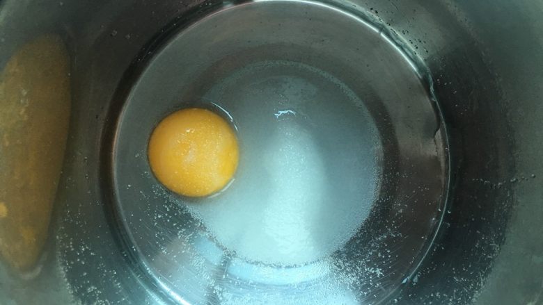 红丝绒双层芝士蛋糕,马斯卡彭慕斯层:
1.蛋黄、水、细砂糖隔热水混合搅匀