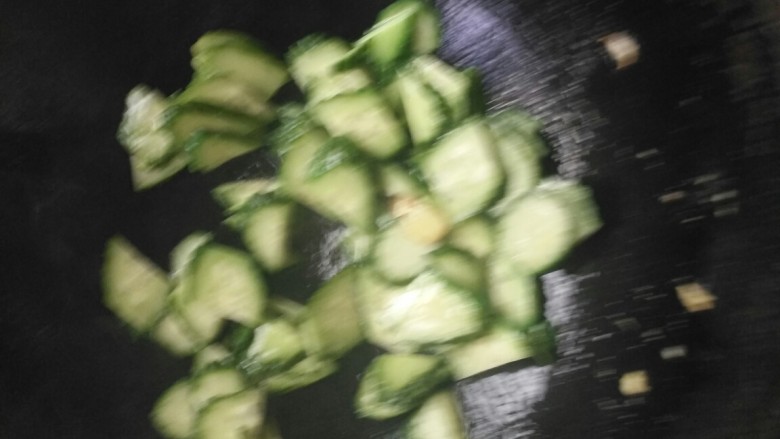 什锦黄瓜蛋,加入黄瓜片