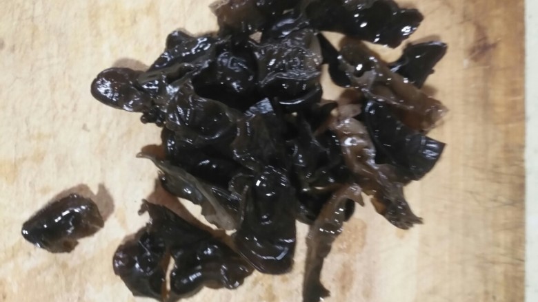 什锦黄瓜蛋,<a style='color:red;display:inline-block;' href='/shicai/ 233'>木耳</a>泡发,洗干净,切丝