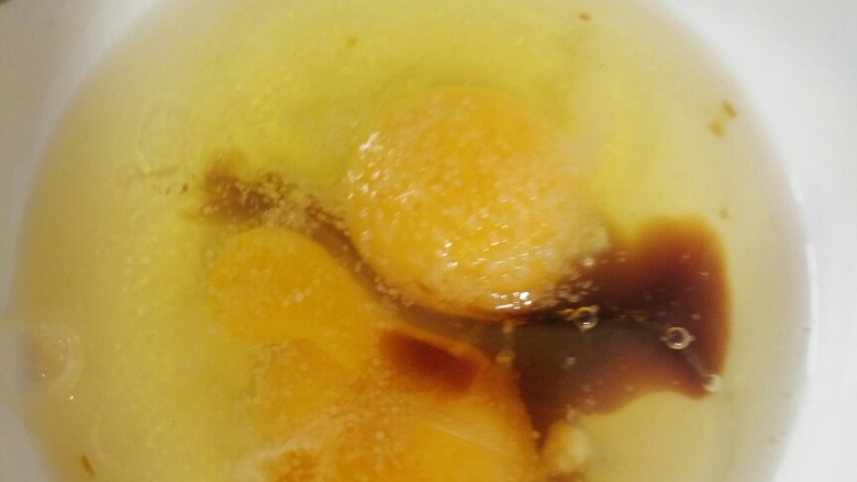 什锦黄瓜蛋,<a style='color:red;display:inline-block;' href='/shicai/ 9'>鸡蛋</a>打碗里，加盐和<a style='color:red;display:inline-block;' href='/shicai/ 788'>生抽</a>，炒出来很香