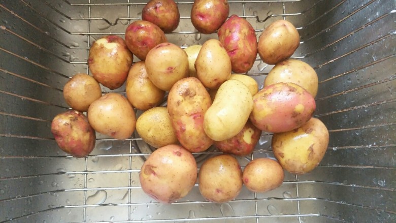 椒盐小土豆,这个外皮红红的<a style='color:red;display:inline-block;' href='/shicai/ 6986'>小土豆</a>第一次见,从云南寄过来的,先把土豆清洗干净