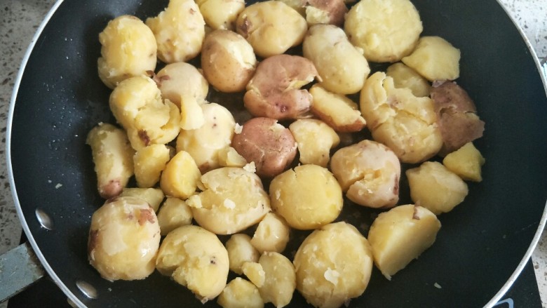 椒盐小土豆,锅里倒入适量食用油,放入土豆中小火煎一下