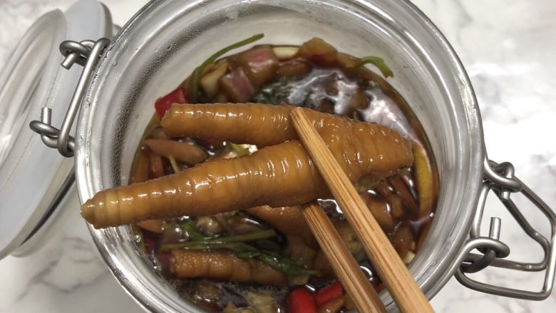 泰式酸辣鸡爪,可以开吃了,是不是看着就很好吃的样子,告诉你们,吃起来是非常爽口的,而且超级入味,喜欢的小伙伴赶紧做起来。