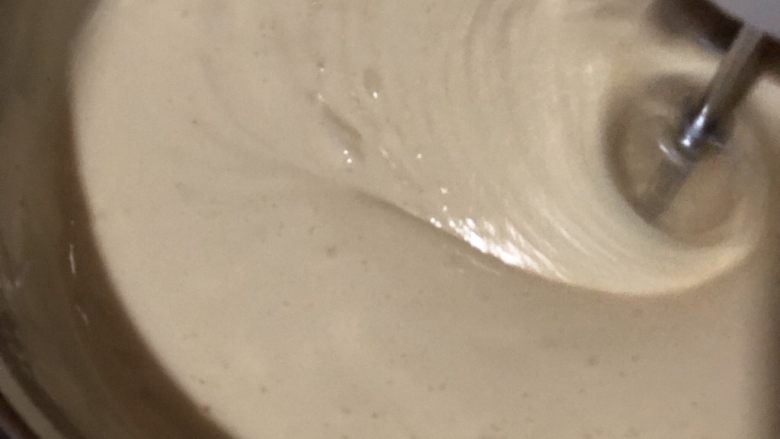 全蛋海绵蛋糕,渐渐看到蛋液变浓稠,颜色变浅,继续打发。
