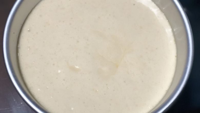 全蛋海绵蛋糕,烤箱预热180度,倒入8寸活底模具中。