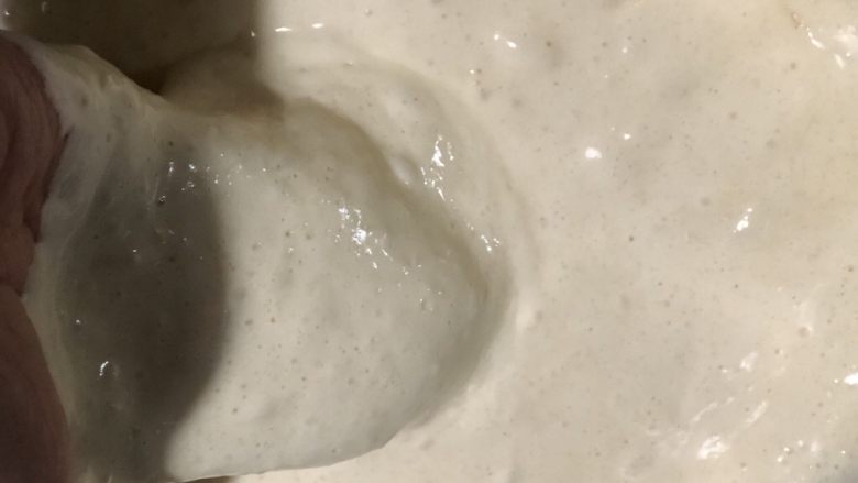 全蛋海绵蛋糕,用手从底部翻拌均匀,看不见干粉即可。不要画圈搅拌,避免消泡。