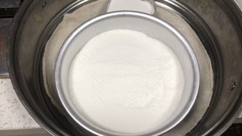 红豆沙松糕,最后再在红豆沙上面舀入一层糕粉,轻轻用勺子抹平,注意不要按压,以免太紧而导致松糕不松软