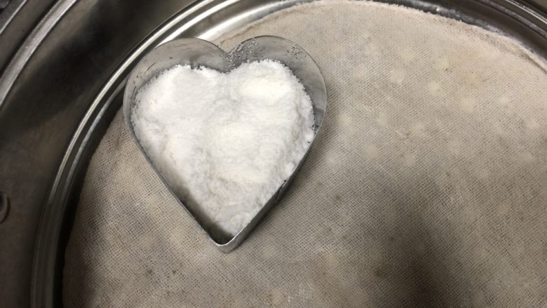 红豆沙松糕,可以用小的多个模具,用一个小的心形模具,先舀入适量糕粉