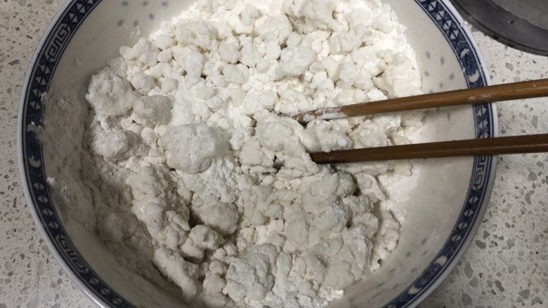 红豆沙松糕,一边加入清水一边用筷子搅拌