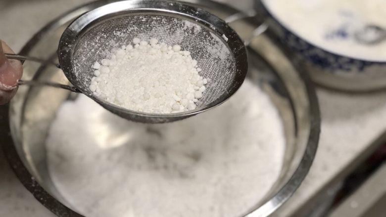 红豆沙松糕,将粗粉过筛一遍,这个过程要有耐心