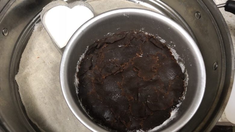 红豆沙松糕,在蒸锅内垫一层纱布,在6寸活底模具内壁刷一层玉米油防粘,先舀入一层糕粉,然后把<a style='color:red;display:inline-block;' href='/shicai/ 475'>红豆沙</a>擀薄放入铺满