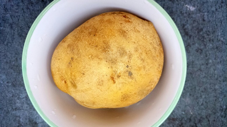 炒土豆丝,准备一个<a style='color:red;display:inline-block;' href='/shicai/ 23'>土豆</a>