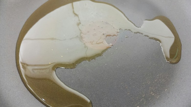 炒土豆丝,锅里热油