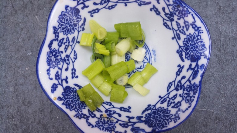 炒土豆丝,切<a style='color:red;display:inline-block;' href='/shicai/ 3250'>葱</a>花