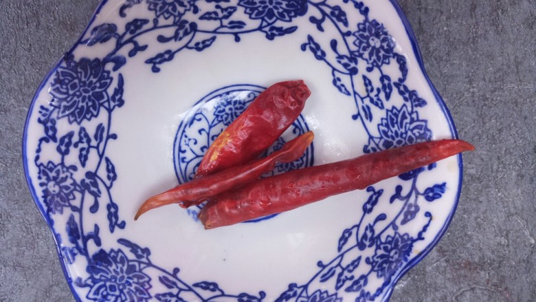 炒土豆丝,准备几个<a style='color:red;display:inline-block;' href='/shicai/ 86474'>干辣椒</a>