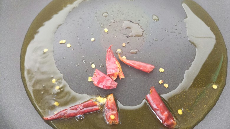 炒土豆丝,先把干辣椒放进去炒香