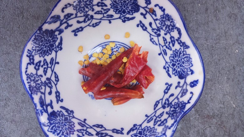 炒土豆丝,干辣椒切小段