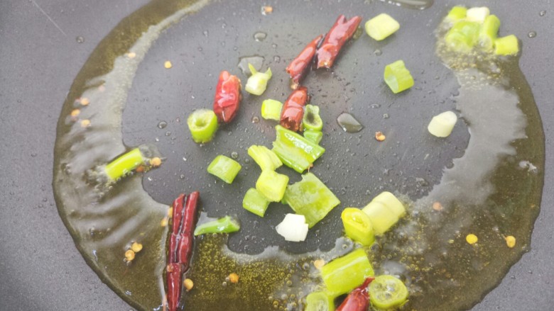 炒土豆丝,再放葱花