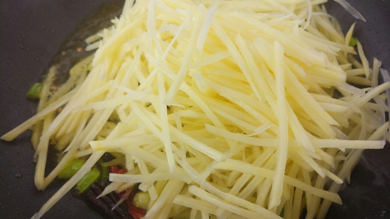 炒土豆丝,再放土豆丝
