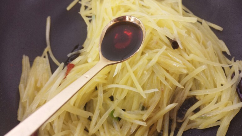 炒土豆丝,快熟时，加入一勺醋