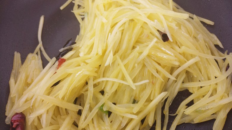 炒土豆丝,翻炒一会