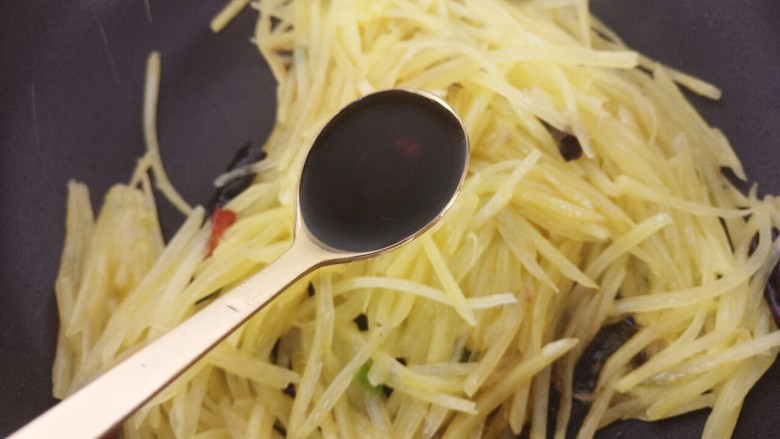 炒土豆丝,一勺<a style='color:red;display:inline-block;' href='/shicai/ 692'>酱油</a>