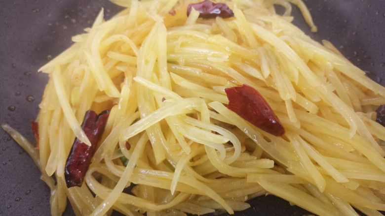 炒土豆丝,继续翻炒几下就可以了