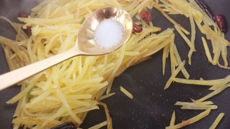 炒土豆丝,半勺盐