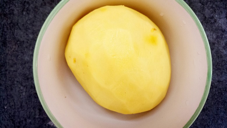 炒土豆丝,去皮洗净