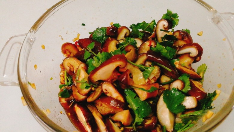 菌类料理+凉拌香菇,搅拌均匀入味,即可食用。
