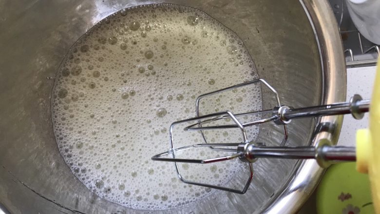 可可奶油纸杯蛋糕,打蛋器搅打至这种大泡泡的时候再加入10克白砂糖,然后继续用中速搅打。