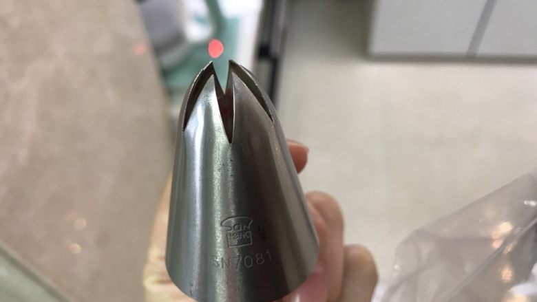 可可奶油纸杯蛋糕,用大号裱花嘴,这是曲奇裱花嘴,把奶油装入裱花袋。