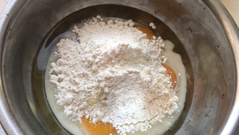 可可奶油纸杯蛋糕,面粉最好分次筛入,每次都等搅拌均匀无颗粒再继续添加,我有点偷懒一起搅拌了。