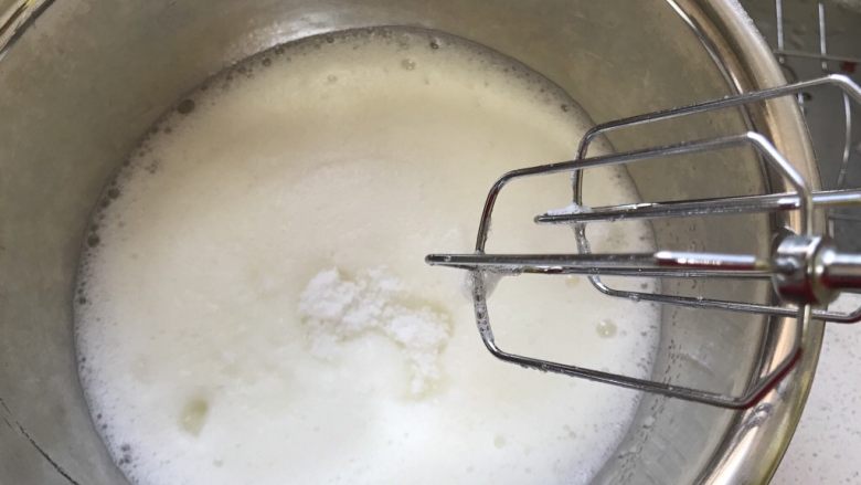 可可奶油纸杯蛋糕,搅打至大泡泡基本消失,变得细腻的时候,最后加入10克白砂糖。