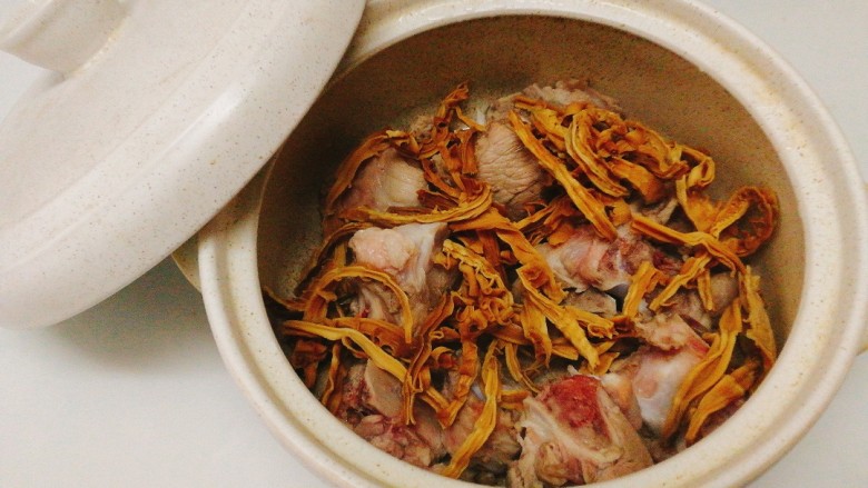 家乡菜+笋干筒骨汤,取一口砂锅,将骨头肉笋干放入