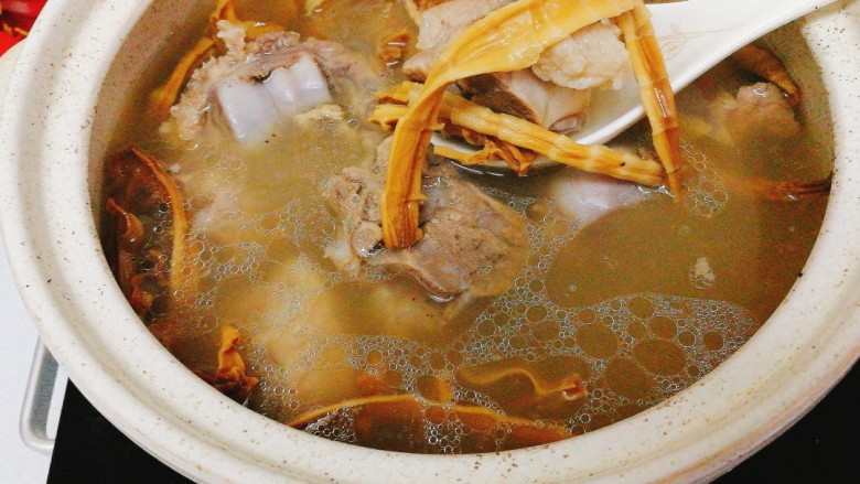 家乡菜+笋干筒骨汤,煲好的,汤汁浓郁,笋香与骨头完美结合