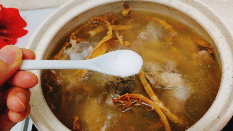 家乡菜+笋干筒骨汤,最后加<a style='color:red;display:inline-block;' href='/shicai/ 717'>味精</a>进行调味,出锅