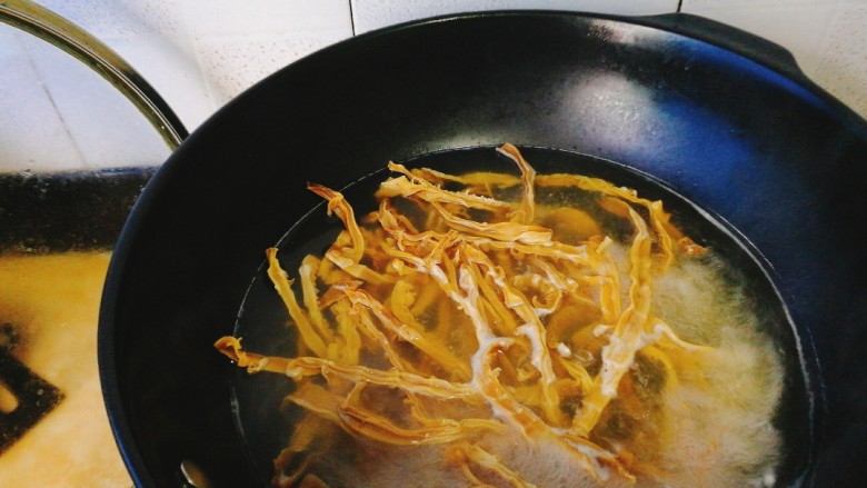 家乡菜+笋干筒骨汤,将泡好的笋干,放沸水里煮20分钟