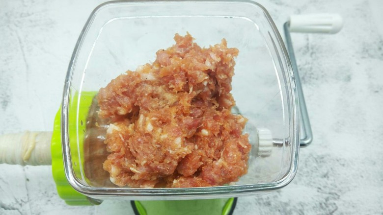 自制脆皮烤肠,把搅打上劲后的肉馅装入灌肠器,