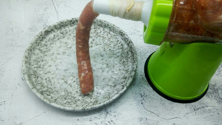 自制脆皮烤肠,一点点把肉泥罐入肠衣,