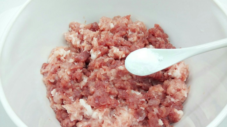 自制脆皮烤肠,肉末加细盐五克
