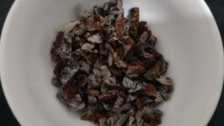 梅烧排骨,话梅(有核的话梅去核)切小丁。