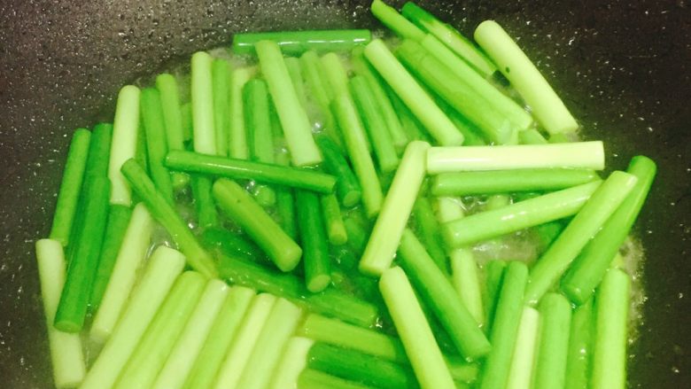 蒜苔炒腊肠,加入少量水焖煮