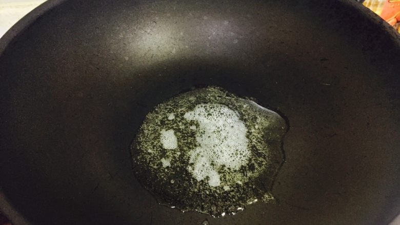 蒜苔炒腊肠,热锅放油