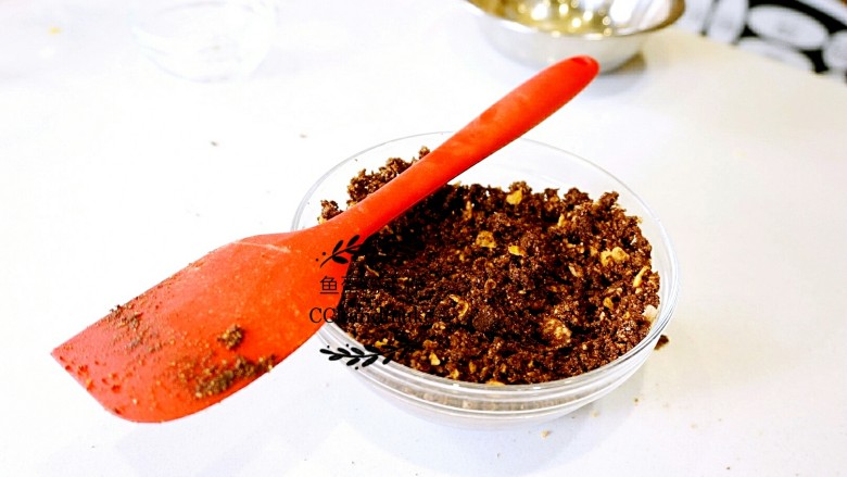 粗粮蜂蜜花生酱派,把<a style='color:red;display:inline-block;' href='/shicai/ 920'>可可粉</a>、糖粉、液态黄油和盐,放入玉米片碎里,拌匀。