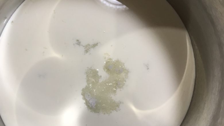 奶油杯子蛋糕,烤蛋糕的时候做奶油部分,150克奶油加入细砂糖15克用电动打蛋器打发