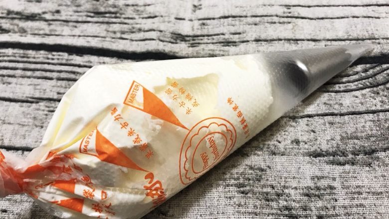 奶油杯子蛋糕,打发好的奶油装入裱花袋,放入冰箱冷藏备用