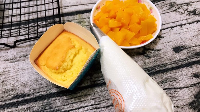 奶油杯子蛋糕,冰箱里拿出奶油,准备好蛋糕和黄桃粒