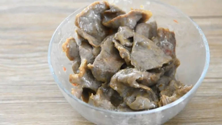 点击率超高的下饭菜,筷子拿起来就舍不得放下,炒至变色盛起备用。