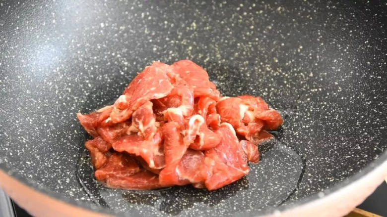 点击率超高的下饭菜,筷子拿起来就舍不得放下,锅里倒入适量的油,热至6分热时下牛肉迅速炒散。